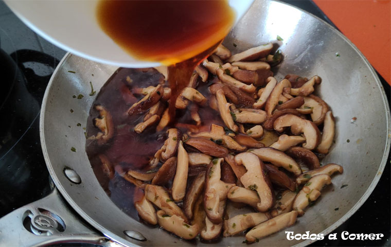 Setas shiitake con salsa de soja- Añadiendo las mezcla de soja, azúcar y caldo