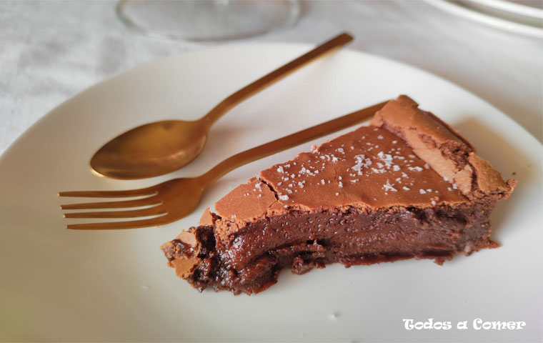 Pastel de chocolate cremoso- Porción