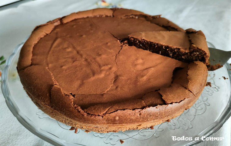 Pastel de chocolate cremoso- Cortando una porción