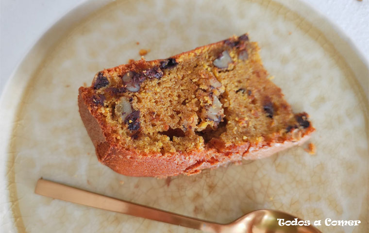 Porción del bizcocho de calabaza y chocolate