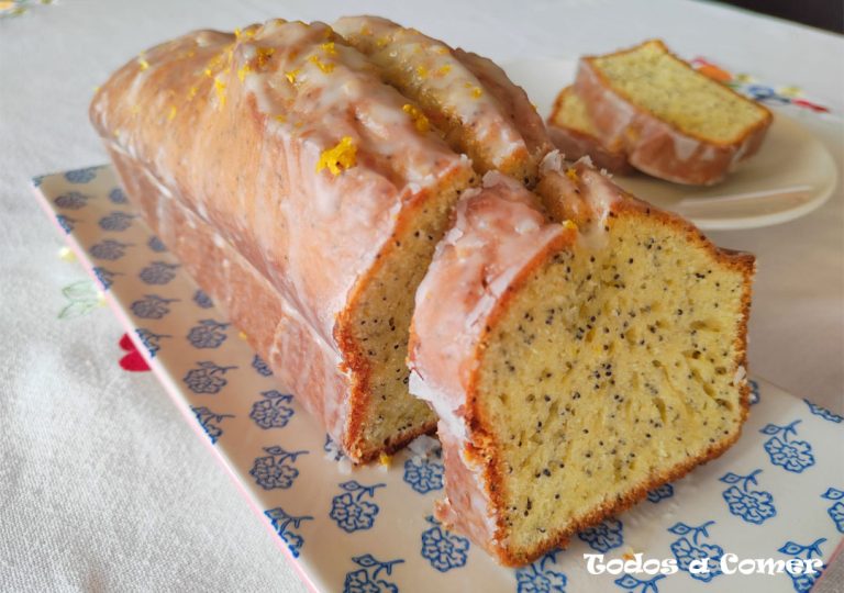 Receta fácil de bizcocho de yogur y limón con semillas de amapola