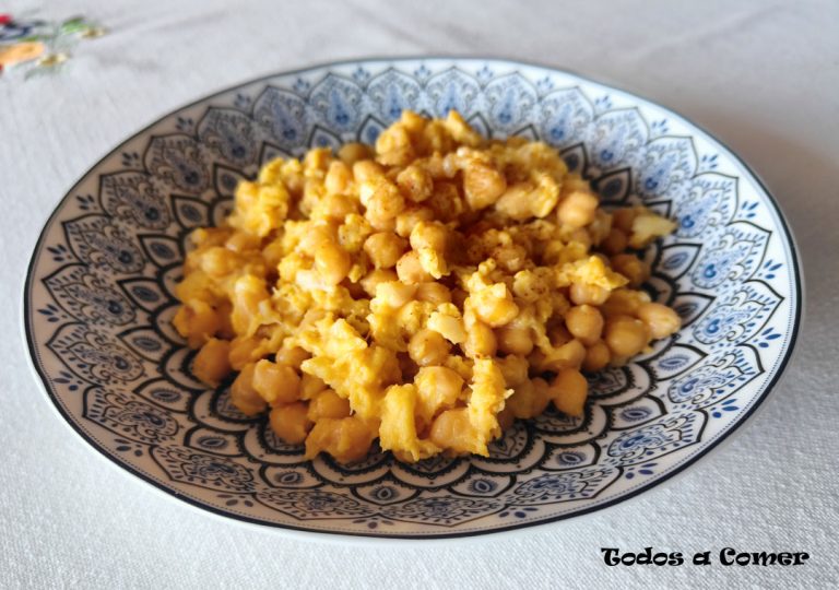 Receta fácil y rápida de revuelto de bacalao con garbanzos