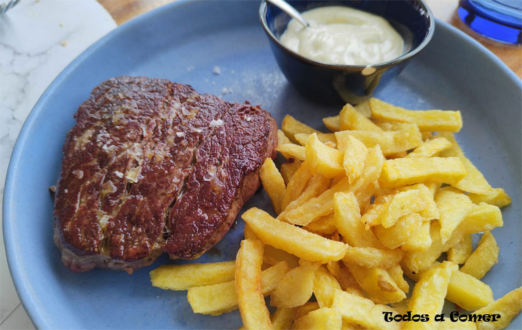 Solomillo con queso de Tresviso y patatas fritas, del restaurante Joseín (en Comillas, Cantabria)